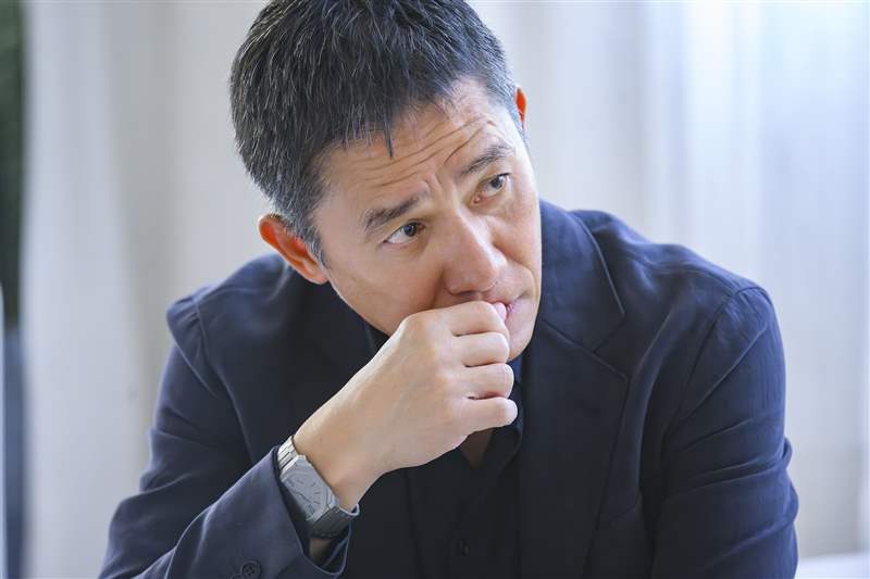 梁朝偉接受訪問時(shí)，戴上一枚BVLGARI Octo Finissimo Automatic腕錶（圖片來源：BVLGARI）